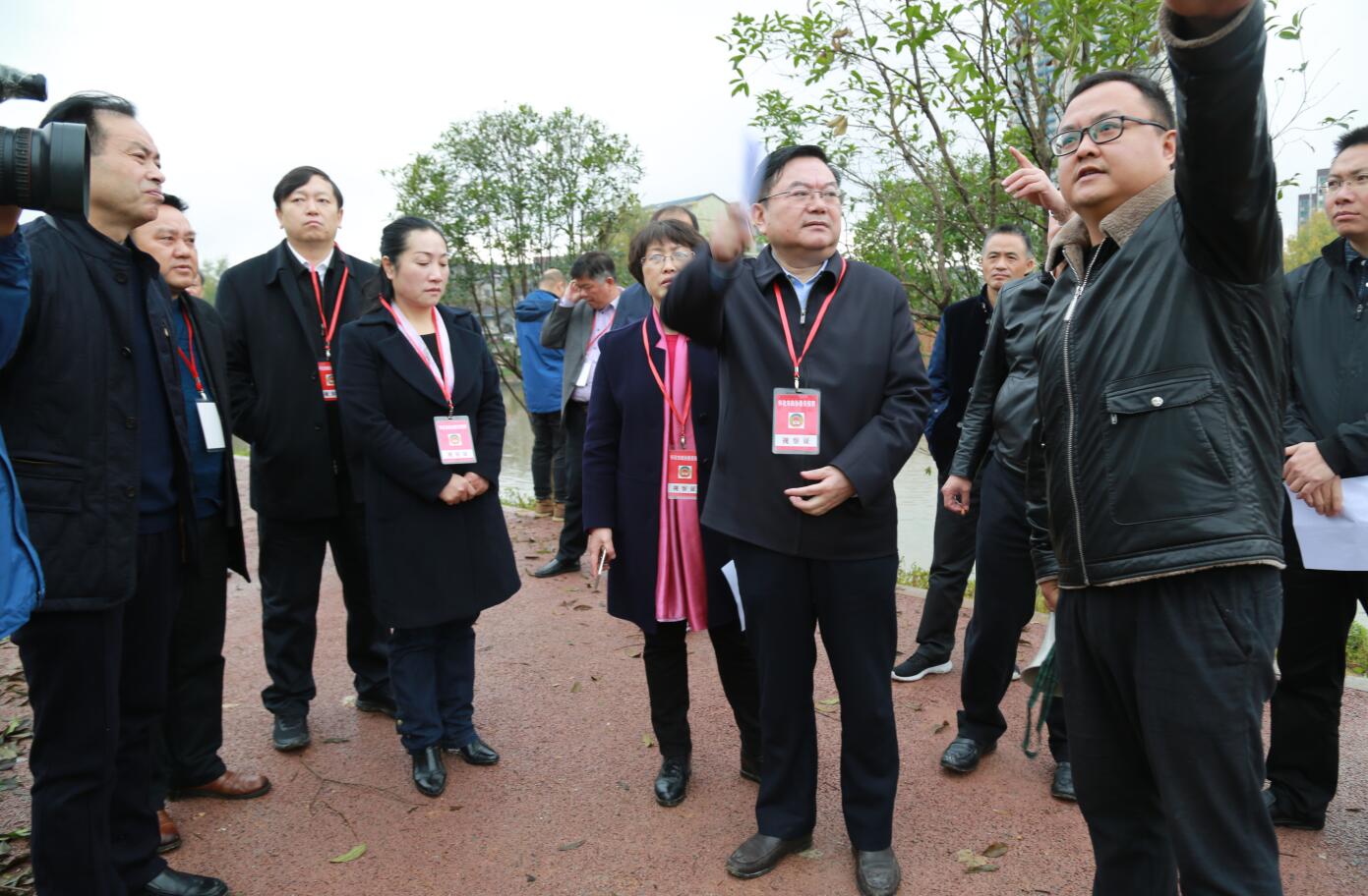 1584691351927341.jpg 2018年11月,市政协主席李军察看污水处理管网.JPG